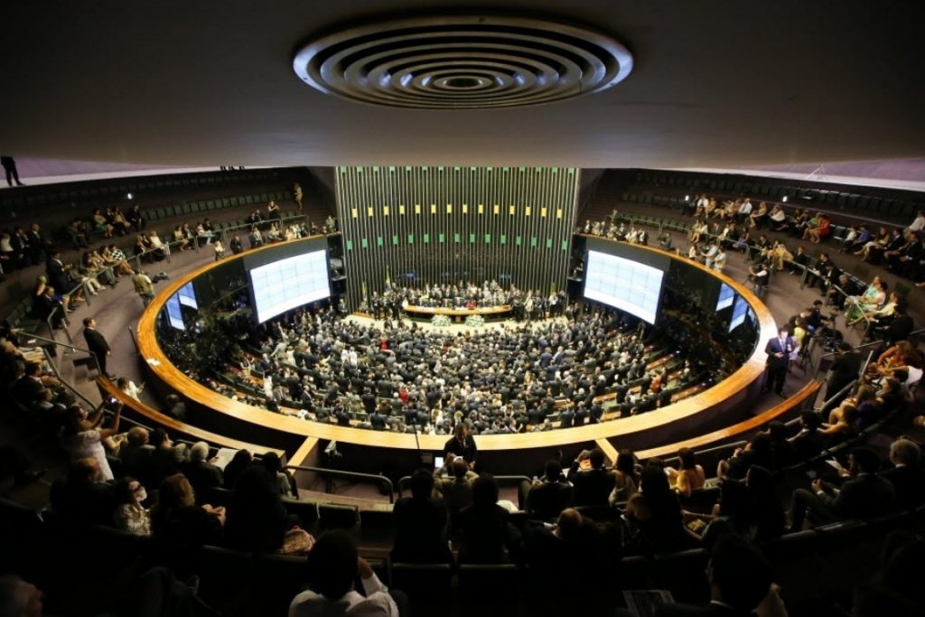 Câmara aprova texto-base que altera regras do Imposto sobre Serviços